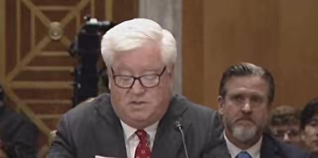 日本全网彻底炸了，美国驻日大使格拉斯开完会直接对着媒体放话，声称自己代表总统和大