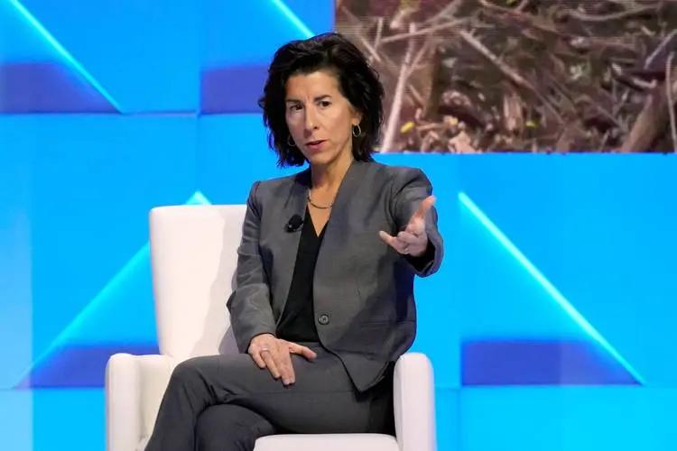 前商务部长雷蒙多说，因为她卸任了，“现在是教授要说真话。”也就是说，她在担任拜登