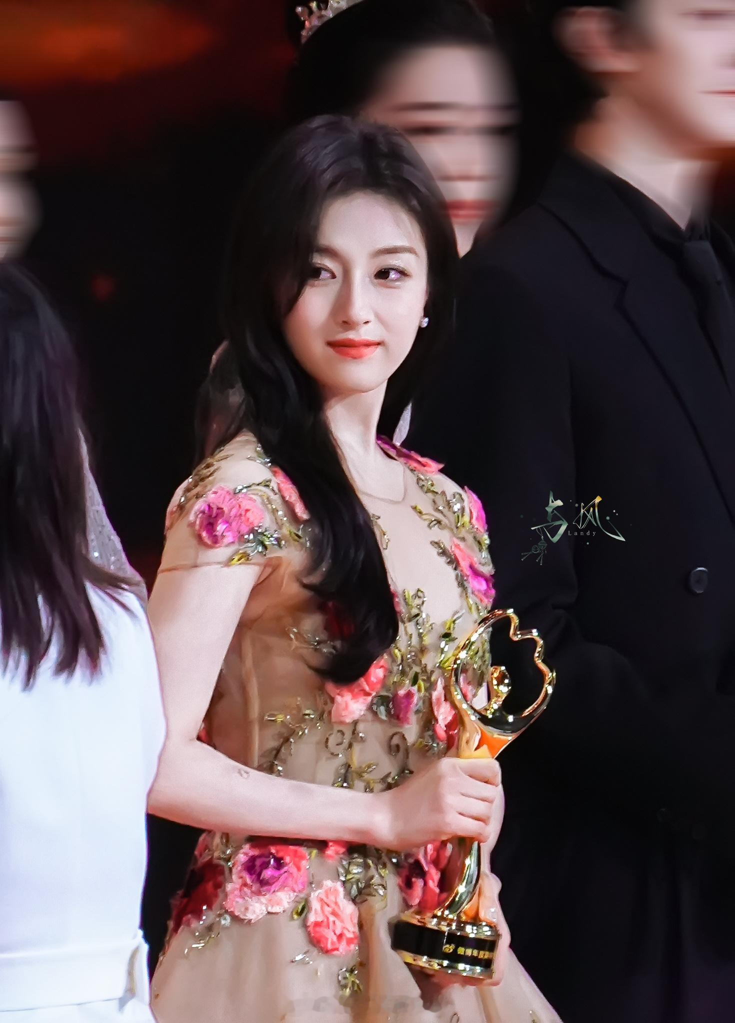李兰迪金色长裙笑颜如花