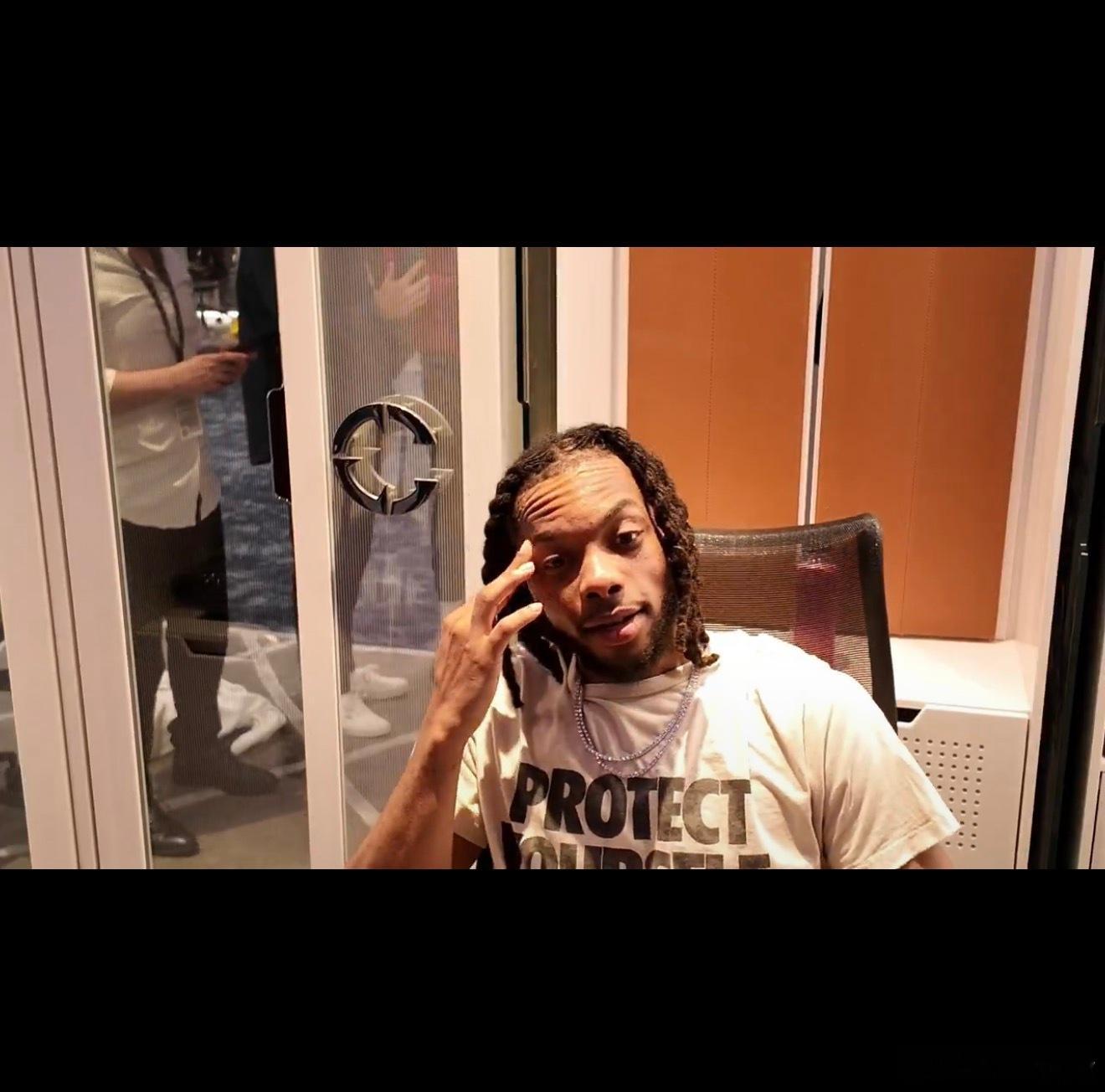 加兰赛后谈和邓恩这种防守意识拉满的后卫搭档后场的感觉？“特别棒。他就像自带球路雷