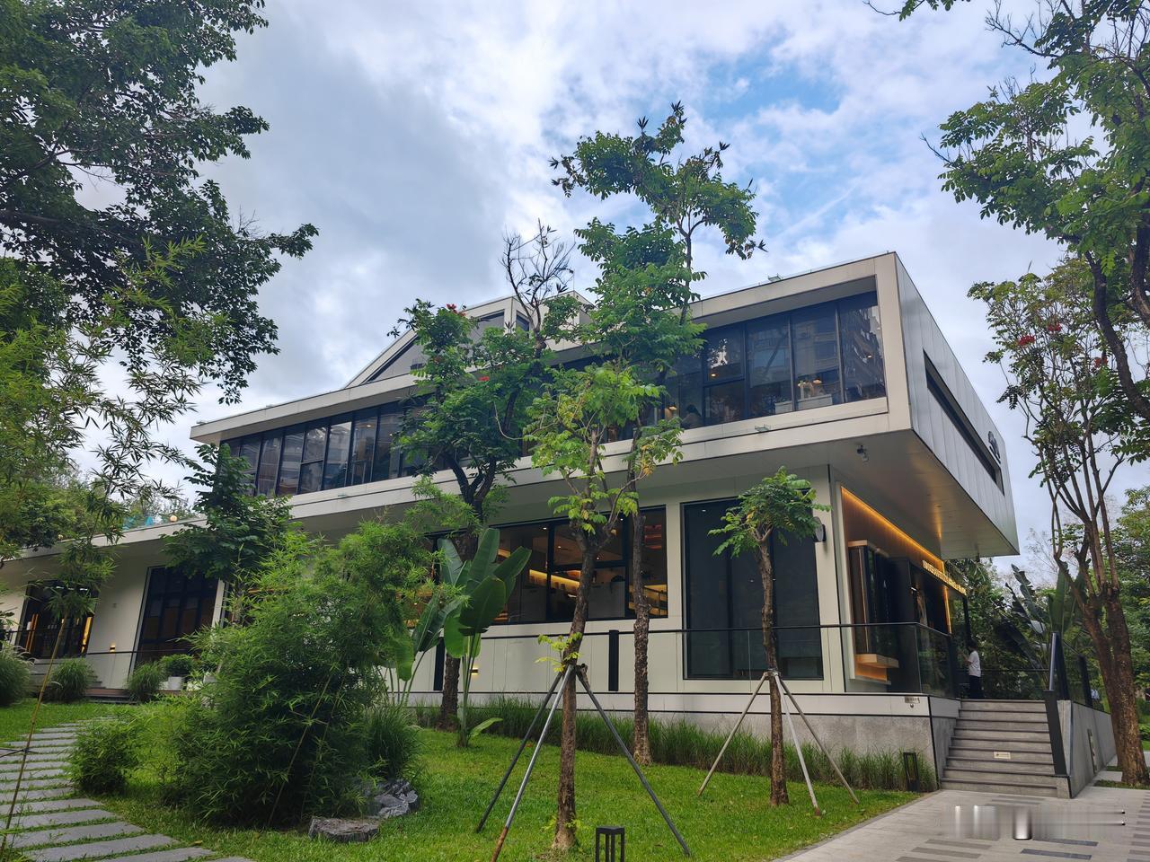这座建筑，应该称得上深圳最美书房。坐标：深圳南山区南光路荔香公园。名称：南山