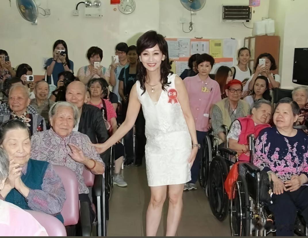 68岁的赵雅芝去敬老院看望老人，大娘：小姑娘你今年多大了？结婚了没有？赵雅芝尴尬