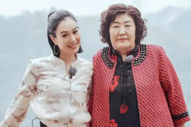 姐弟恋来聊聊伊能静和钟丽缇幸福婚姻！伊能静和小十岁秦昊结婚时候！伊能静资产上亿元