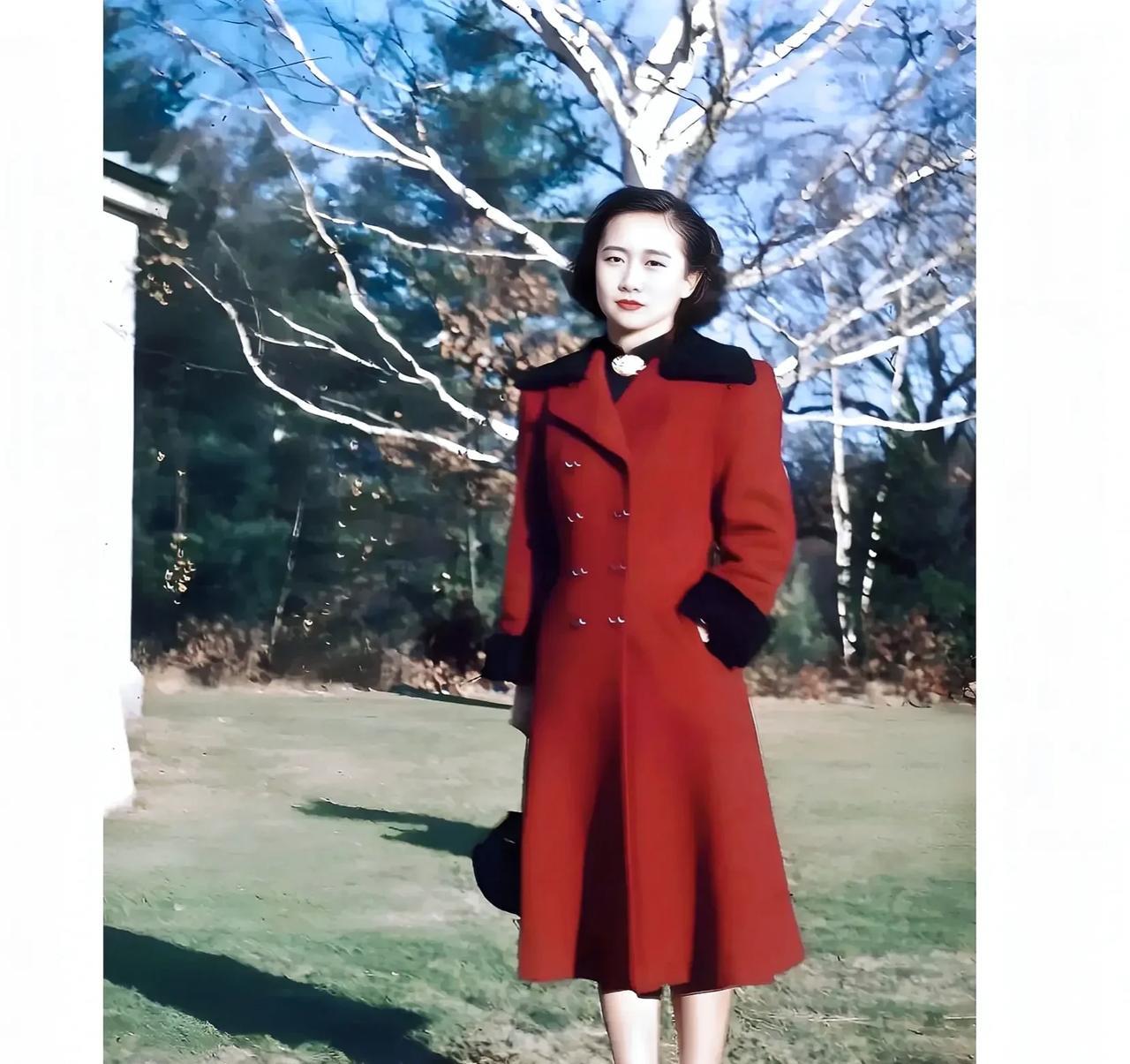一张老照片，拍摄于1949年的美国，大家看看穿着红色大衣的女士是谁？这就是她年轻