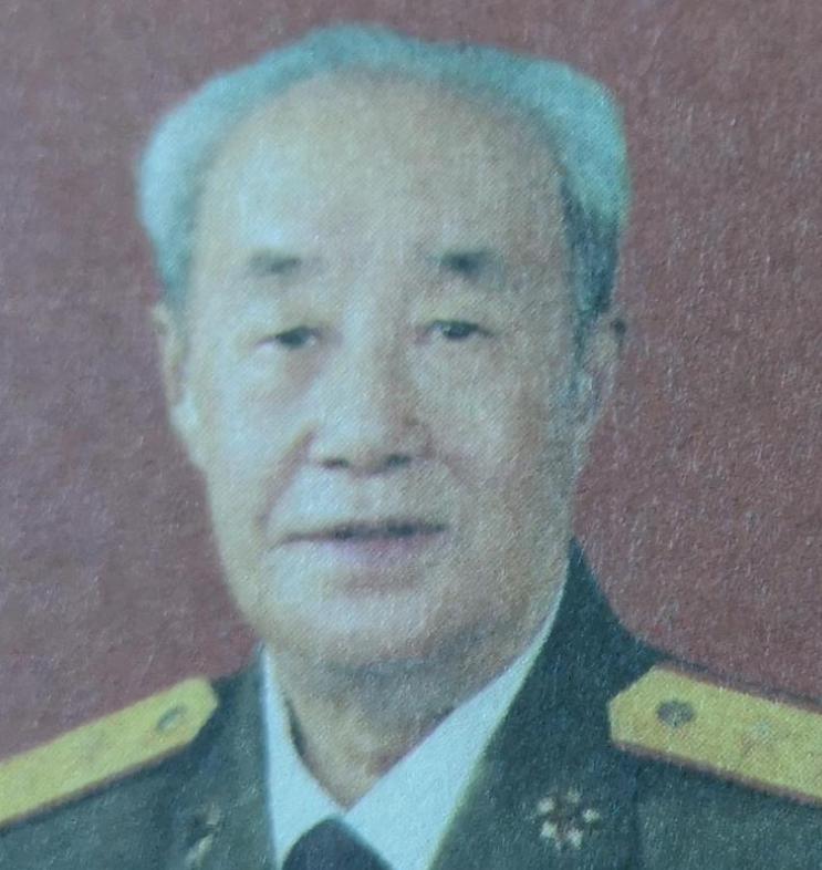 1961年，原沈阳军区司令邓华上将前往川西高原视察，路遇驻军第130师。师长