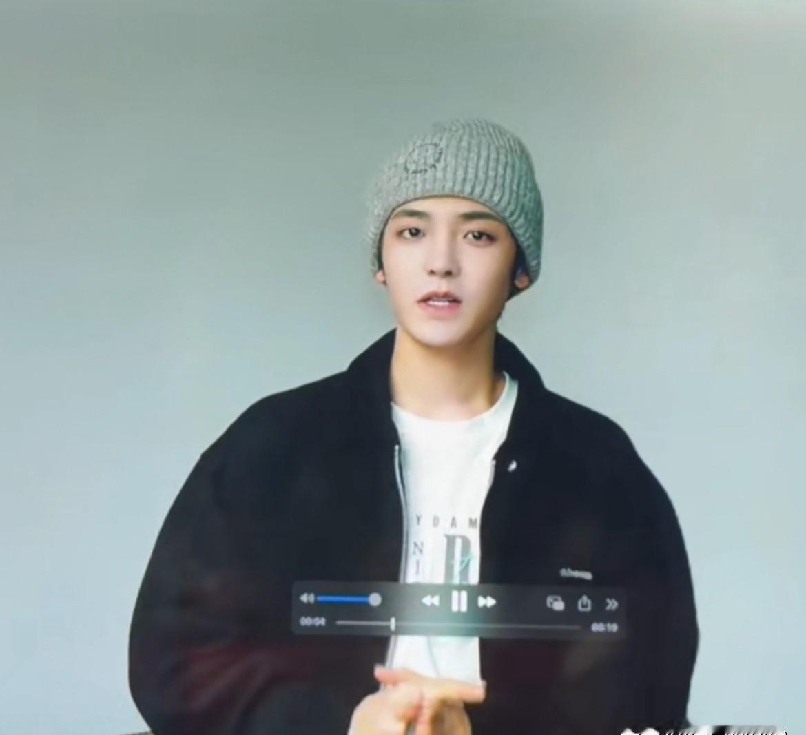 侯明昊缺席了。《玉茗茶骨》宣传现场，只有娜扎带着一群配角站着。男主角没来。