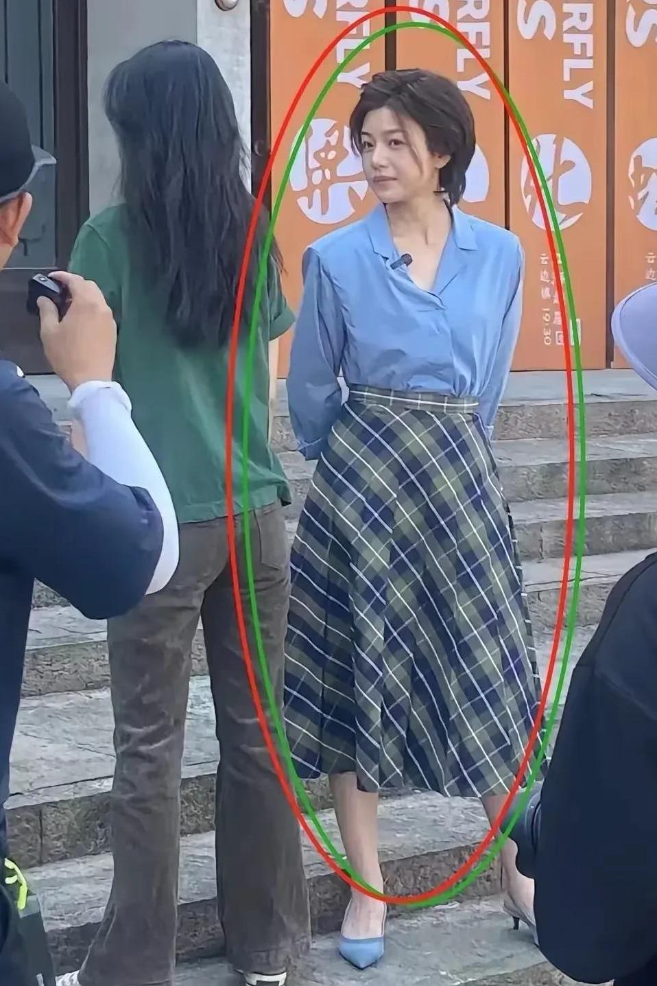 甭管啥明星，都一样，路人视角，都是街边买菜大姐，年龄再大一点的就是大婶，年龄再大
