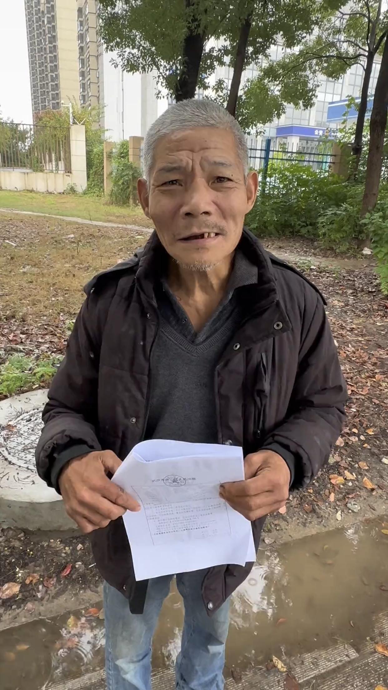 直到看见武汉卖藕老人举着起诉书的样子,才发现原来版权维权能变得这么刺眼。一个脑瘫