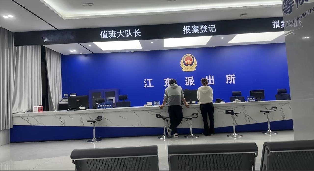 这位多多商家可真惨啊！有个女子在这儿买了盲盒，买了两次，都说拆开不满意，要求退款