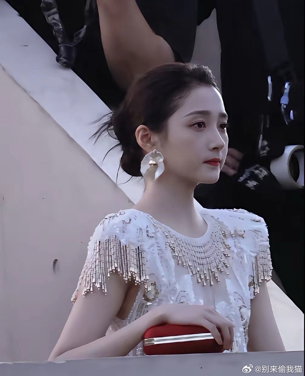 关晓彤现在瘦的脖子都好长了呀，穿这身衣服太美了​