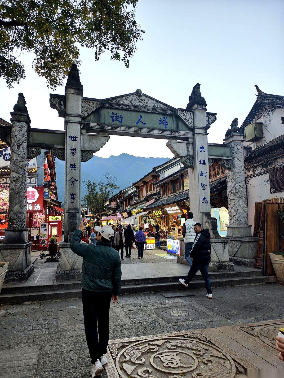 大理三塔，70块的门票。我们六个人，就站在门口，咔嚓一张合影，潇洒走人。一分