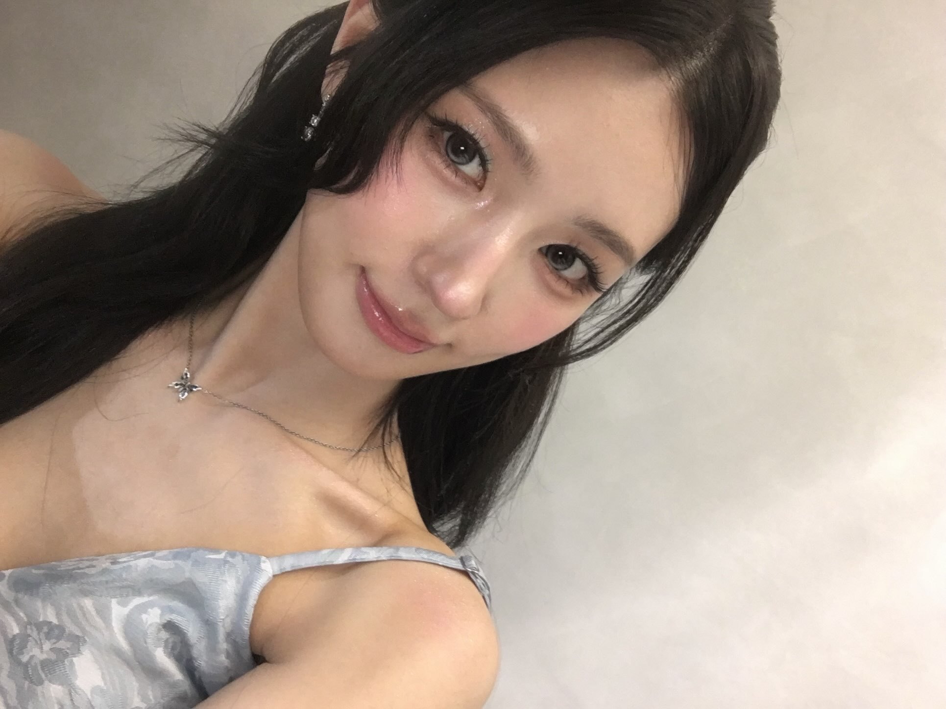 赵美延门面主唱赵美延最新营业照，看得出她是公主❄️