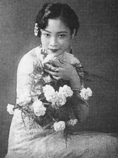 1946年，一代美人胡蝶被按在床上，戴笠撕扯着她的旗袍：“想你丈夫孩子平安，就乖