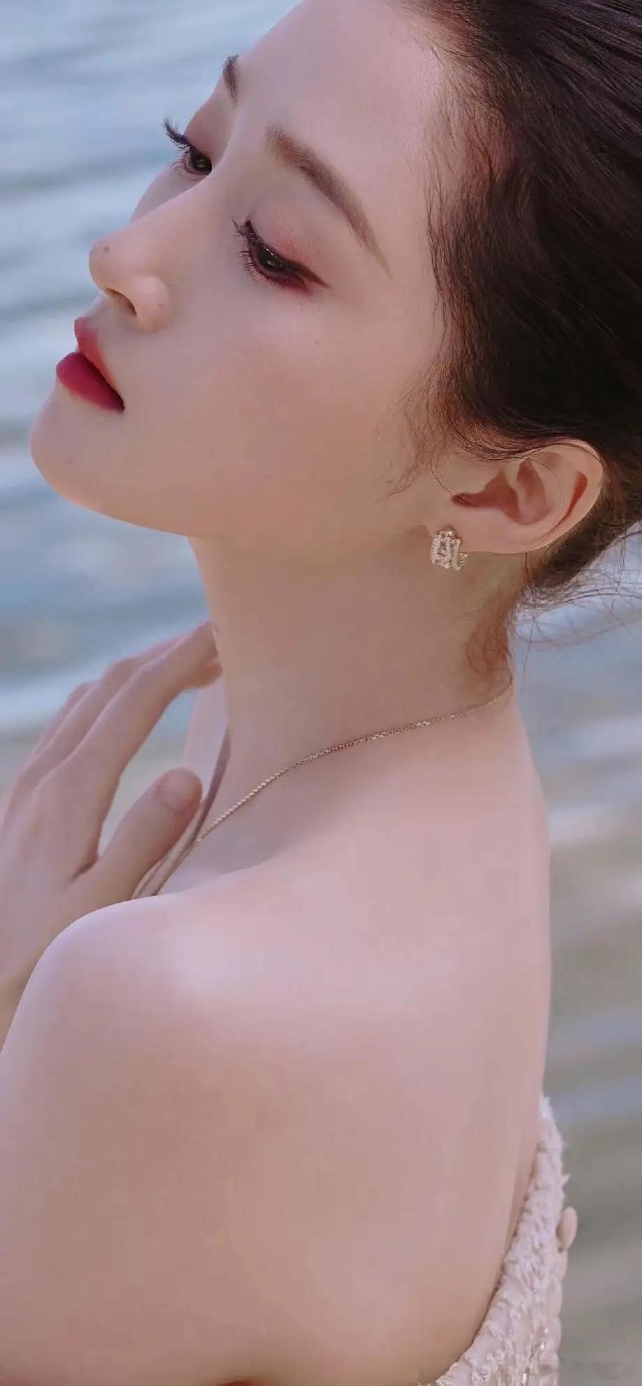 1.关晓彤不会主动出面回应，和鹿晗之间牵扯的太多了，交往期间鹿晗没少给她跟她家里