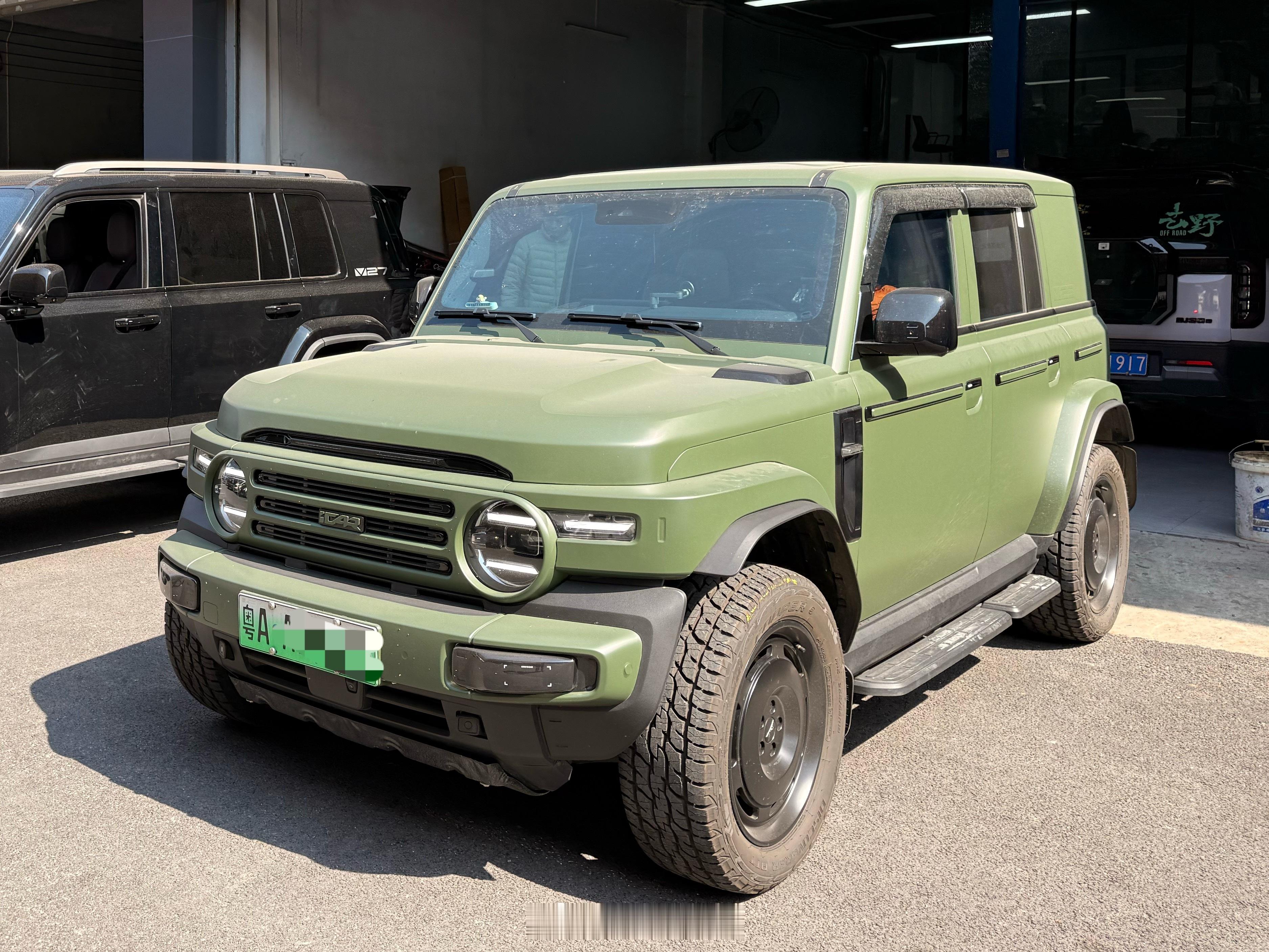 今天开V23出门就遇到一台爆改黑武士V23～大哥全套武装上身，太帅了。看到我们马