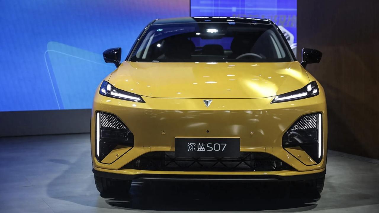 全新深蓝S07正式上市了，15.69万元起售。名为“全新”，实为中期改款，所以我