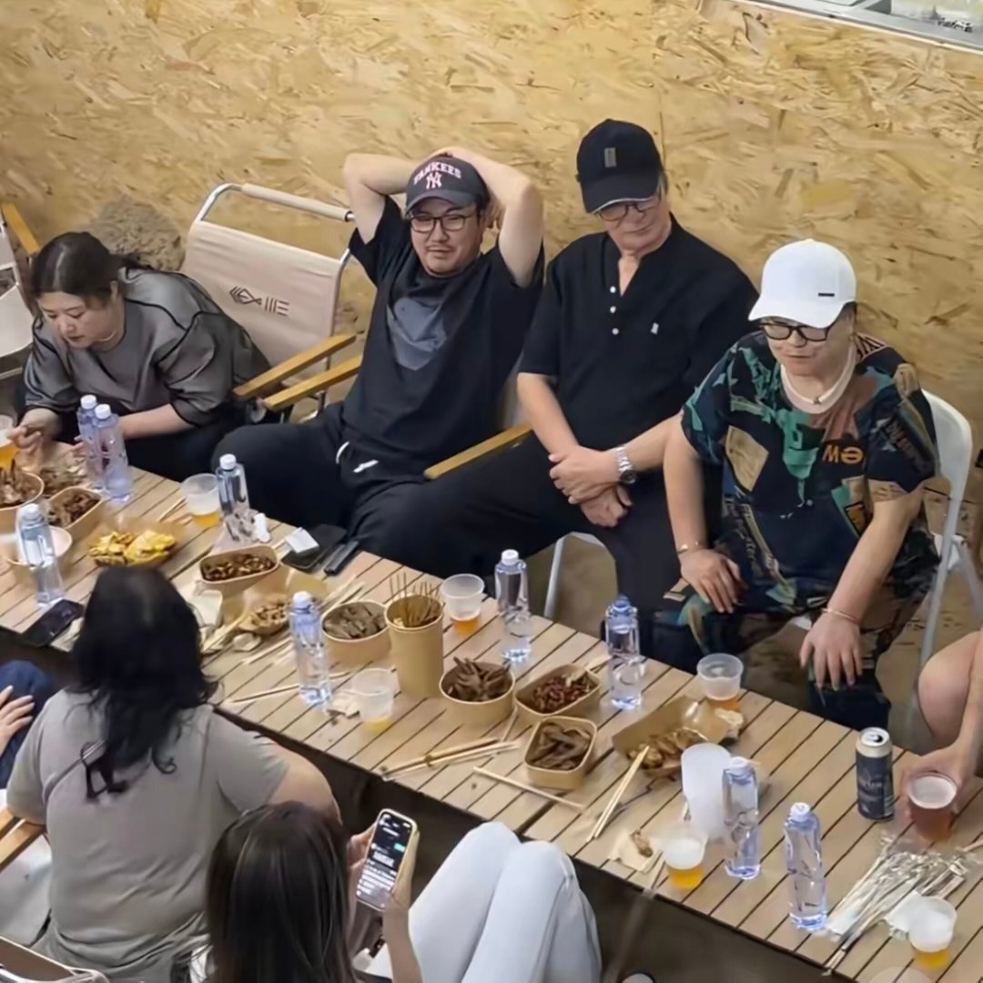沈腾一家阿那亚出游，老婆王琦状态超好很富态，7岁儿子长挺高了，一家人很幸福