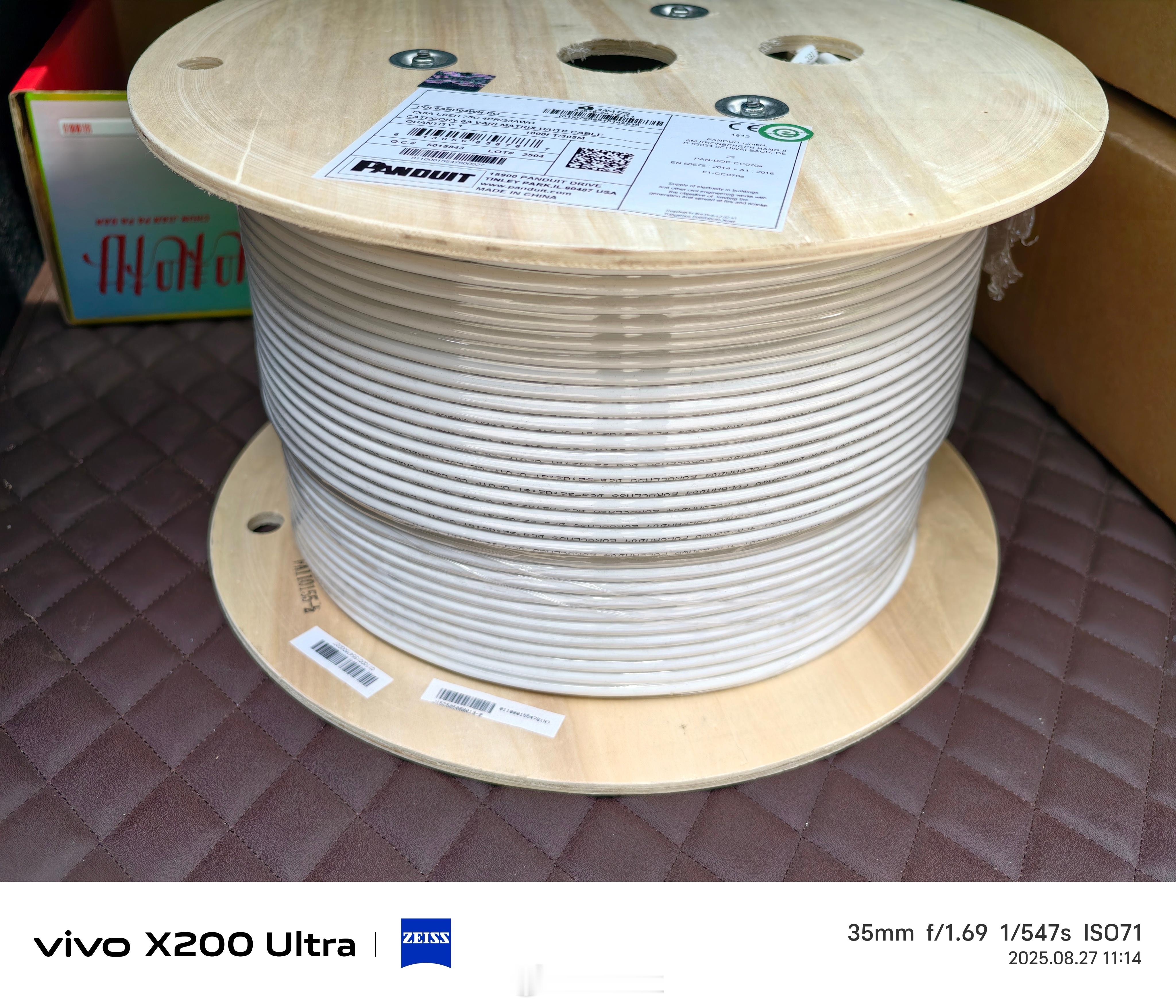 我来说说为啥家里一共22路网线还要选择用传统的网线，而不留光纤。首先就是家里最长