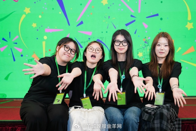 🔥七月，热浪蒸腾的广州阿那亚九龙湖畔，穿梭着一群“隐形制片人”——他们在烈阳下