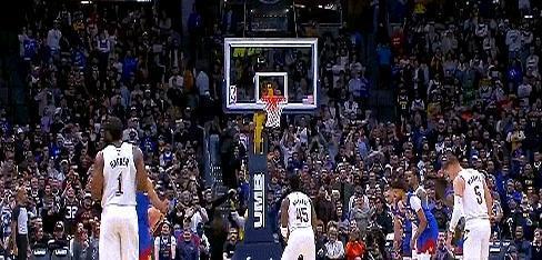 哈登送出了4个盖帽。最后32秒，他拧着身子扔进绝平三分。掘金主场瞬间安静了