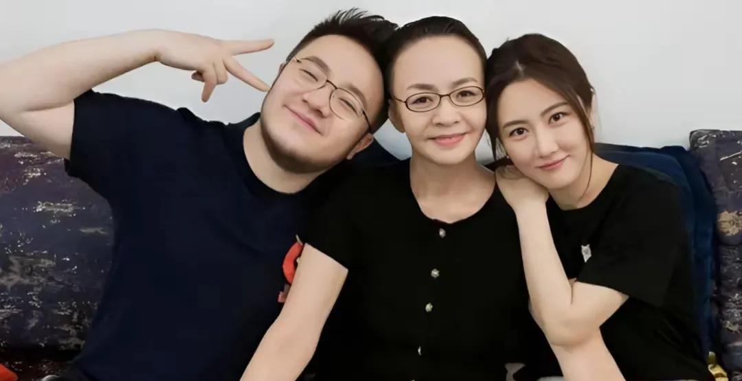 宋丹丹说自己在家从来不带孙子，即使陪他们玩最多不能也超过一小时，因为太累了。但