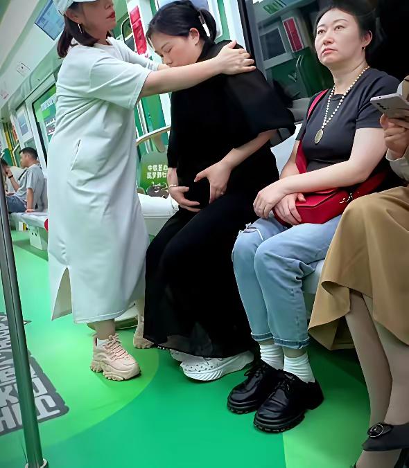 今早坐公交，后排突然传来动静——一位孕妈咪惊呼着说自己破水了！​​瞬间全车人都
