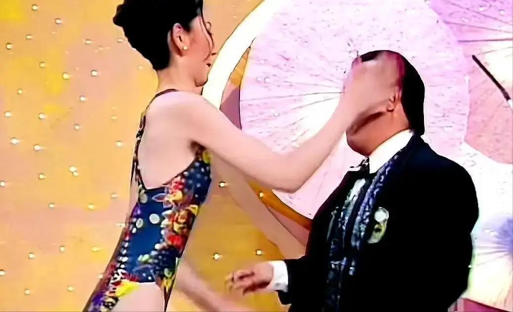 1995年，一个22岁女孩，当着全港观众的面，指着曾志伟的鼻子骂：“你又矮又胖又