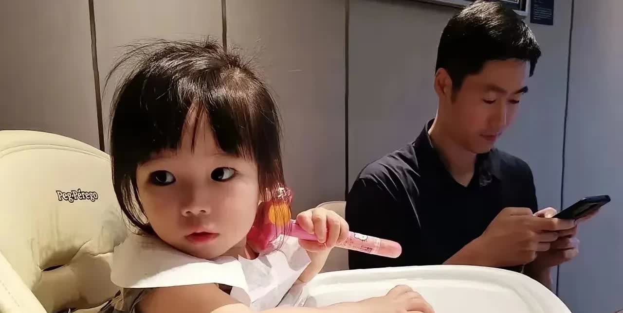 王励勤给孩子起的名字真有意思。他的大女儿出生于2017年，名字叫王小鹅。而二女儿