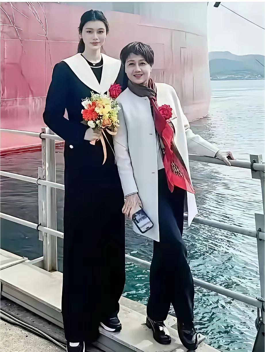 梁安琪这婆婆当得，确实和一般豪门婆婆不一样。你看她对奚梦瑶，不搞那些虚头巴