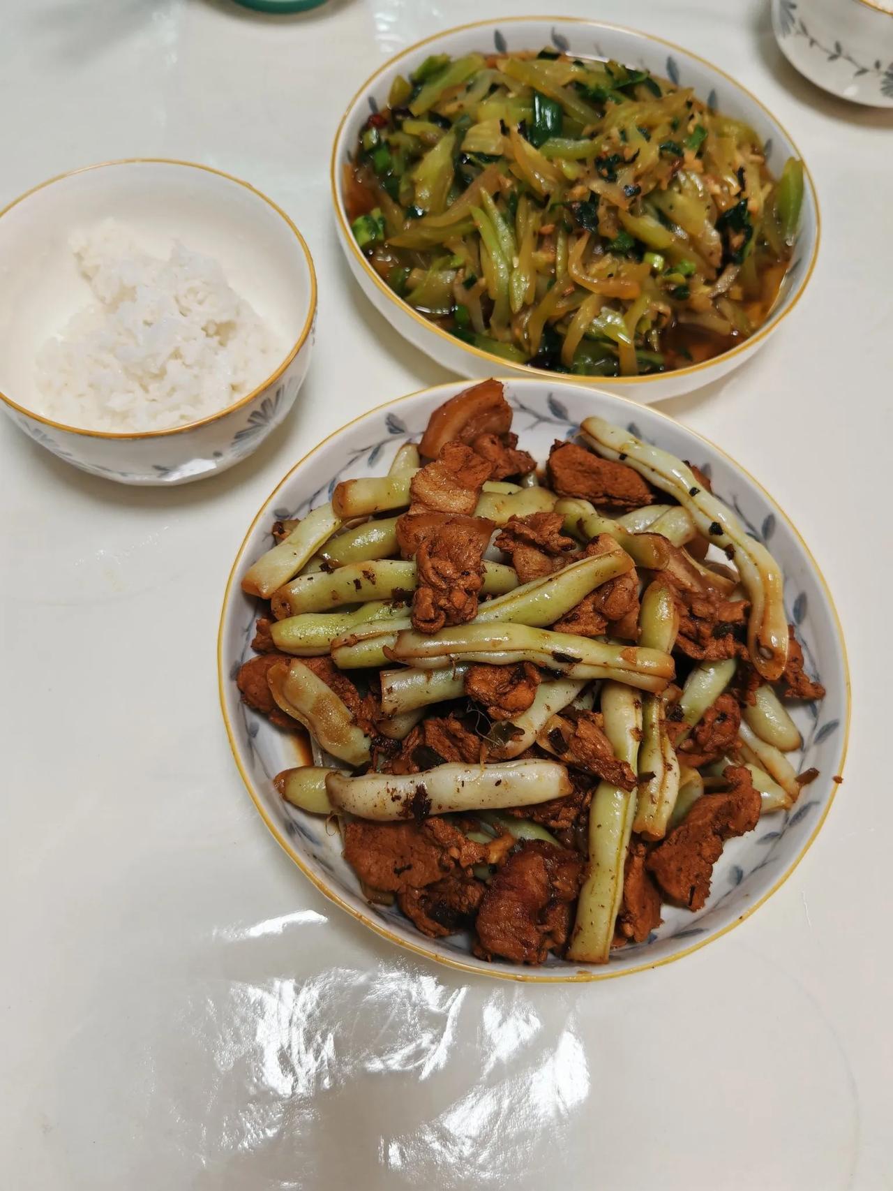 2025.5.1晚饭🥢今天晚饭是老妈准备的豆角炖肉凉拌莴苣这个凉拌莴苣