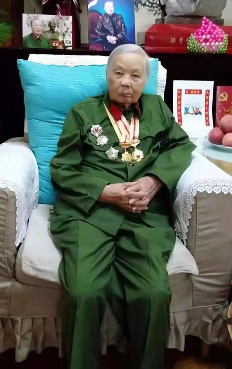 张文（1919年7月-2022年3月27日），女，原名张熙泽，四川省通江县人，洪