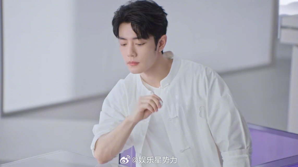 肖战开了家东方客栈一袭白衣的肖战，清雅脱俗，周身散发着独特的东方气质。他似山间
