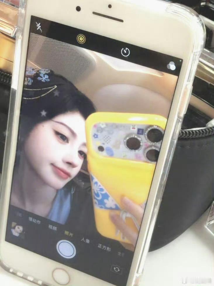 这个鞠婧祎要笑死我吗内娱手机卡找不出第二个这么抽象的了吧鞠婧祎比基尼手机壳