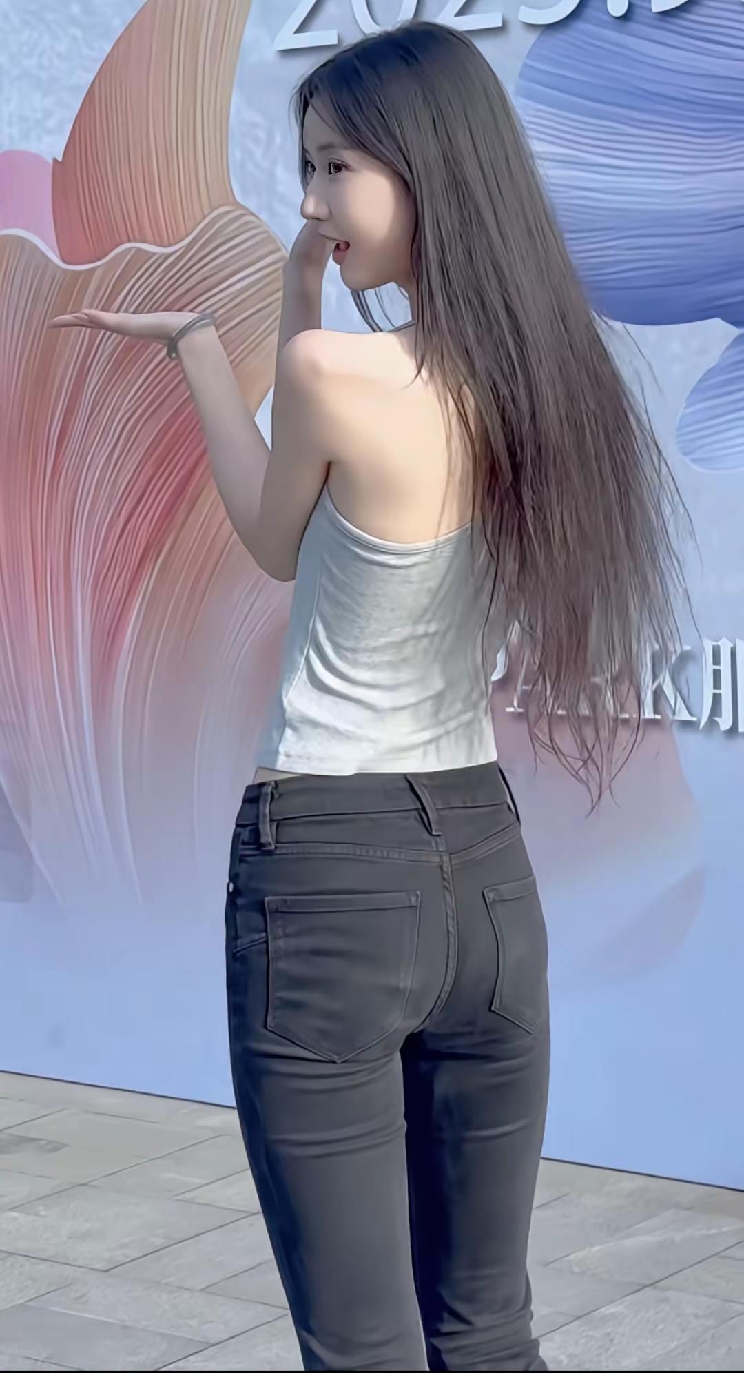 夏日穿搭指南：简约吊带背心+高腰牛仔裤，轻松自在，清凉一夏！🌞👗👖