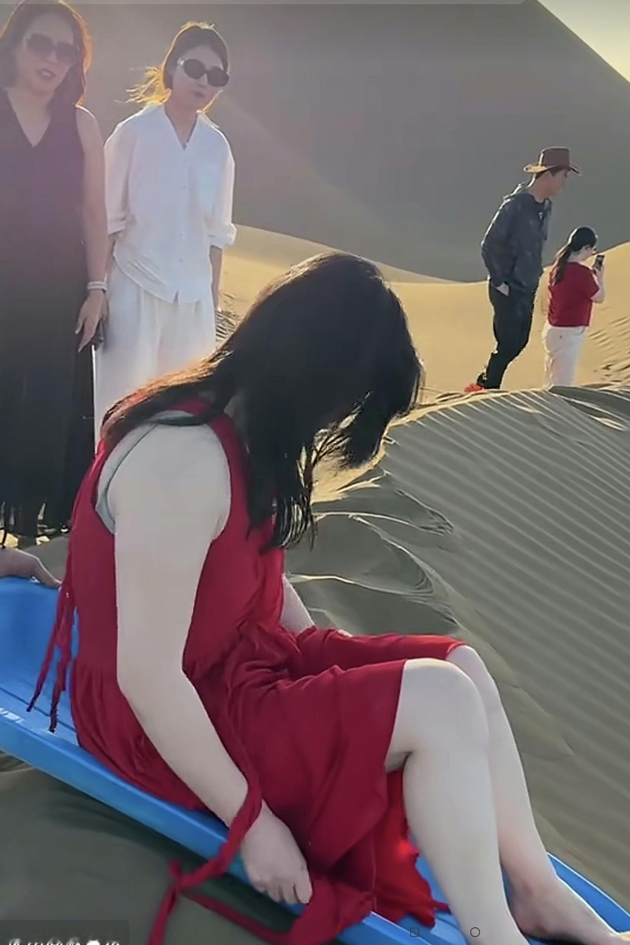大家看看，这个美女是不是像台湾的一位名人？她什么时候去了甘肃省鸣莎山旅游了，
