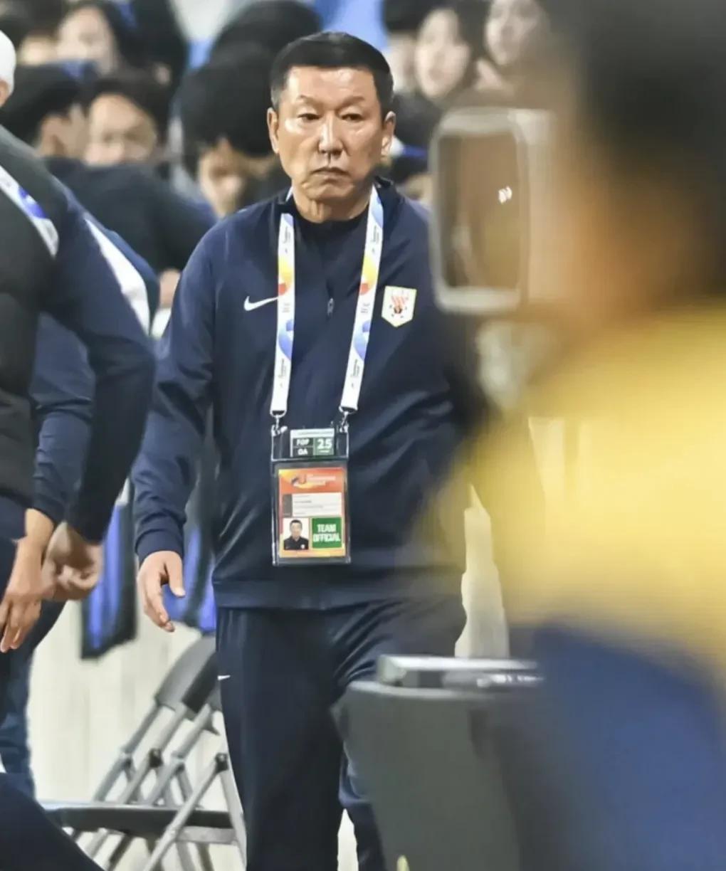 说实在的，崔康熙也确实挺可怜的，自从执教山东泰山队后就一直生活在困难之中。