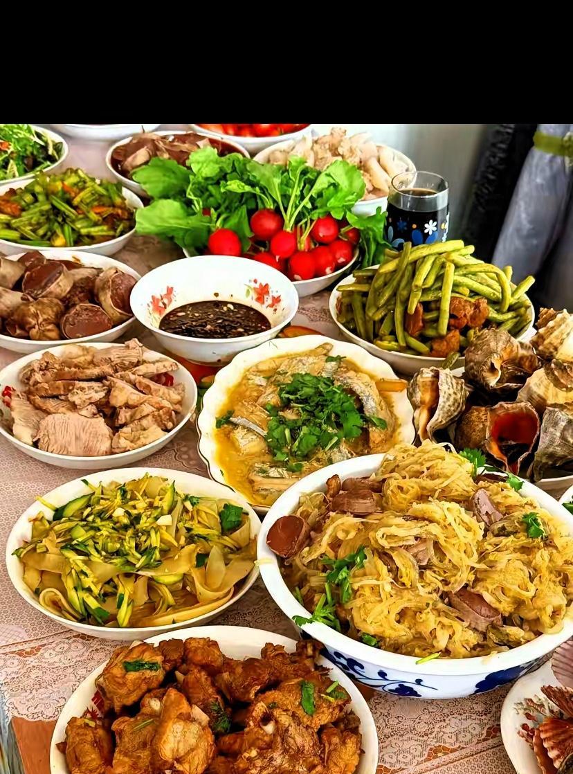 这不像是招待，第一次来东北的南方亲家的饭菜。这桌菜品倒是很丰盛，有海鲜，有鱼