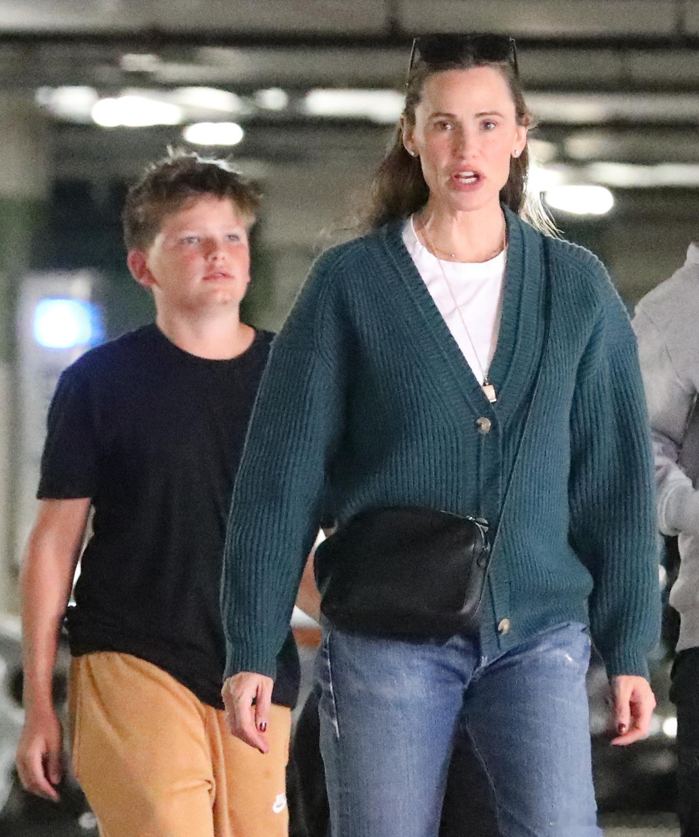 Jennifergarner詹妮弗加纳在洛杉矶外出，带着儿子Samuel还有他