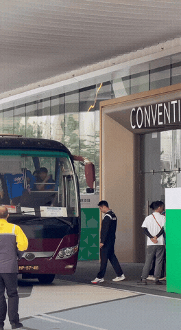 樊振东下班了，和上海队的队友䜣昕、周恺、赵子豪等一起坐班车回酒店吃饭休息了。