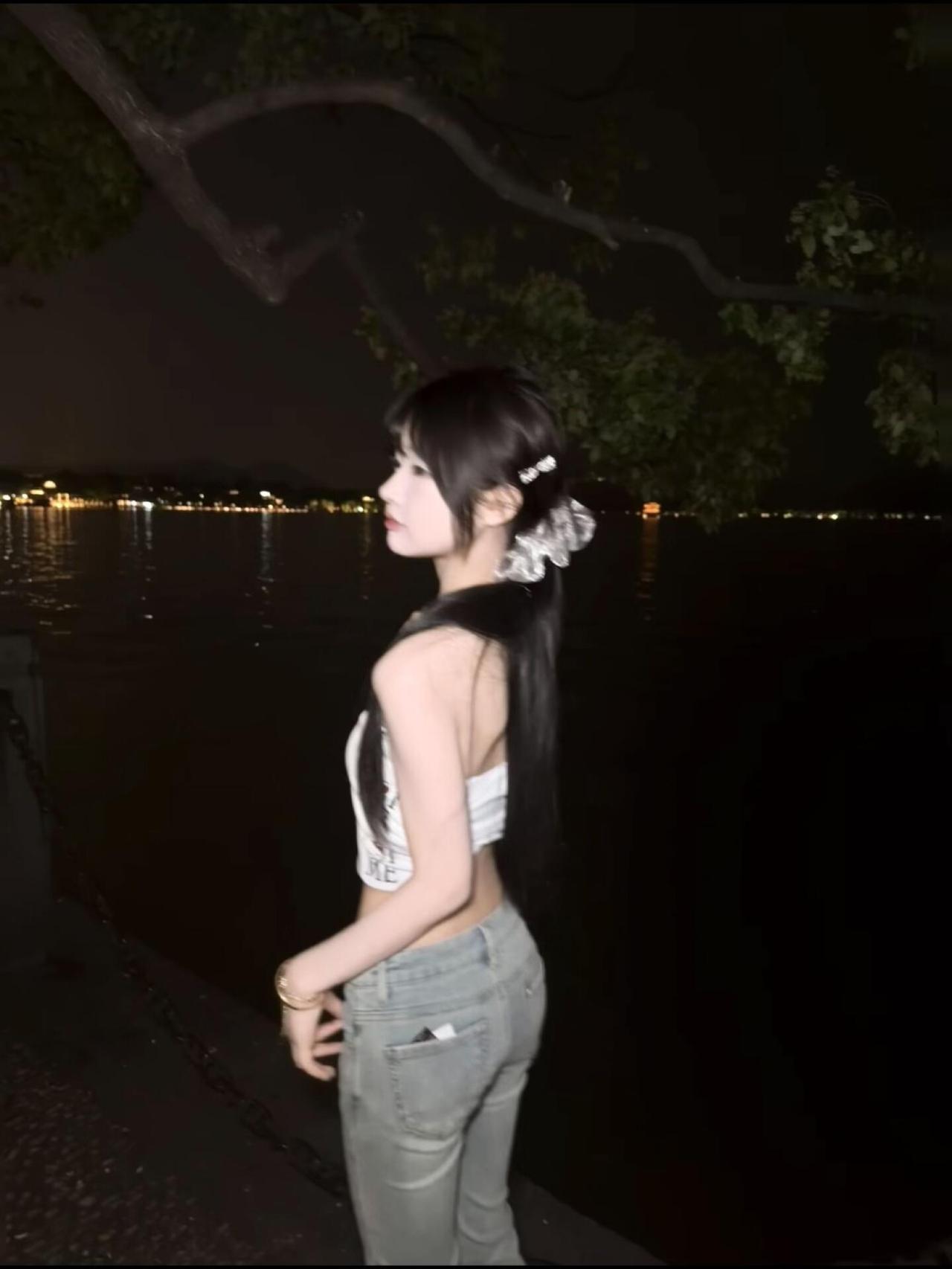 我突然发现，人到中年真不容易。白发在增加，皱纹在增加，身上的担子也在增加。