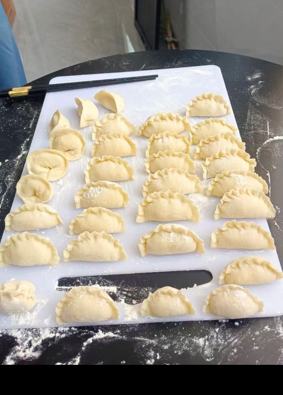 今天外头的风刮得嗖嗖的，本来想出门溜达溜达，结果一出门好冷呀，还是在家待着吧，那