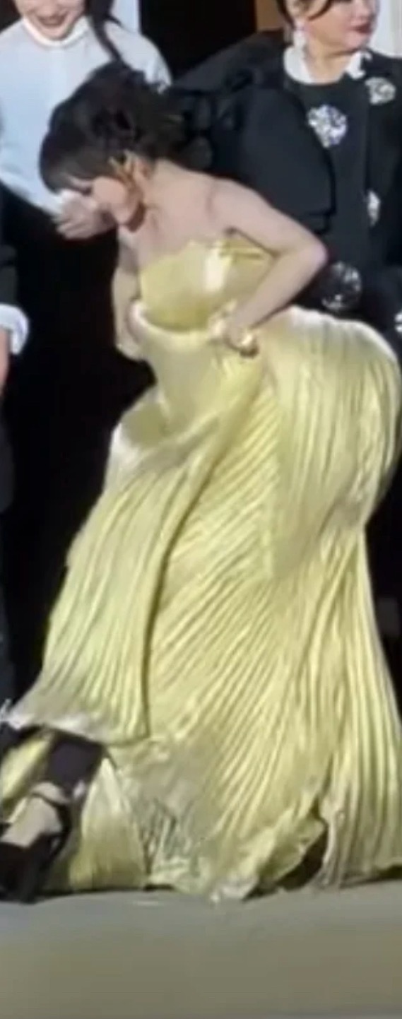 文淇不语沉迷于展示自己的超绝保暖裤当明星们争奇斗艳时,文淇妹妹只想展示自己的保