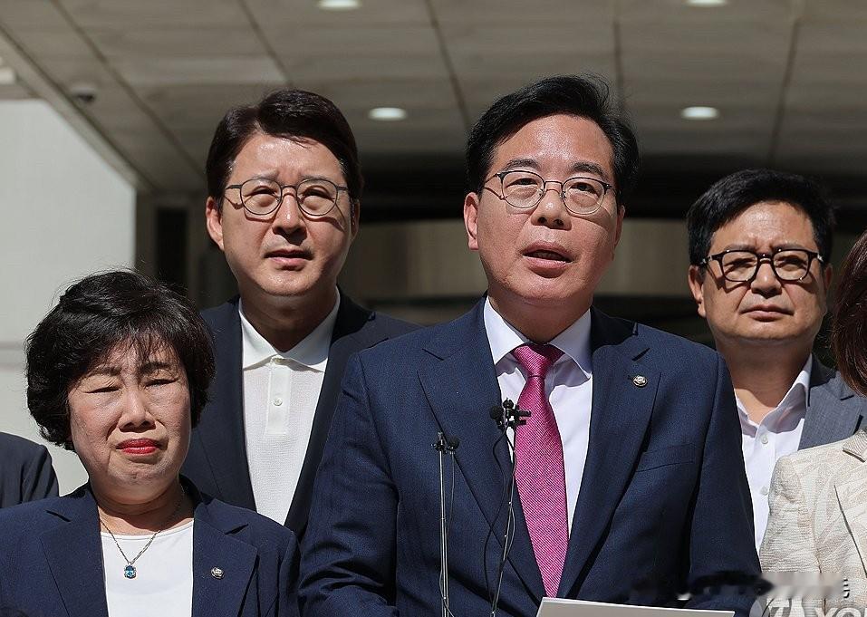 20日，针对韩国总统李在明撤回李真淑教育部部长候选人提名、且拟任命姜善宇为女性家