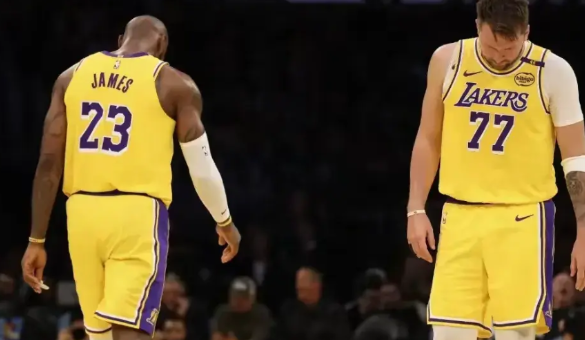 NBA最新消息，据知情人爆料，詹姆斯即将选择跳出合同！湖人管理层连夜商讨最新方案