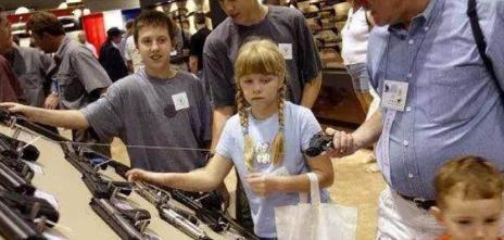 美国人可以说家家户户都有枪，为什么不直接造反呢，其实这个问题有两个答案。 第