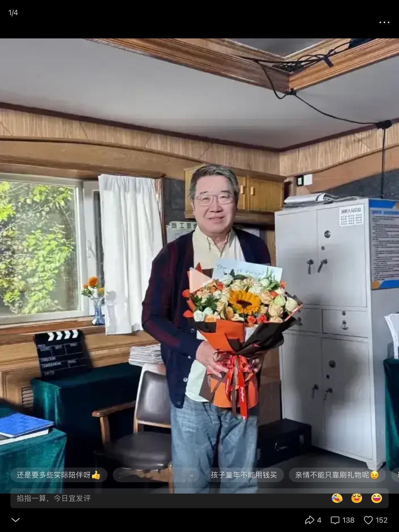 英达最近天天蹲巴图直播间，嘉年华一个接一个的刷，有人调侃，这是没有儿子微信啊！