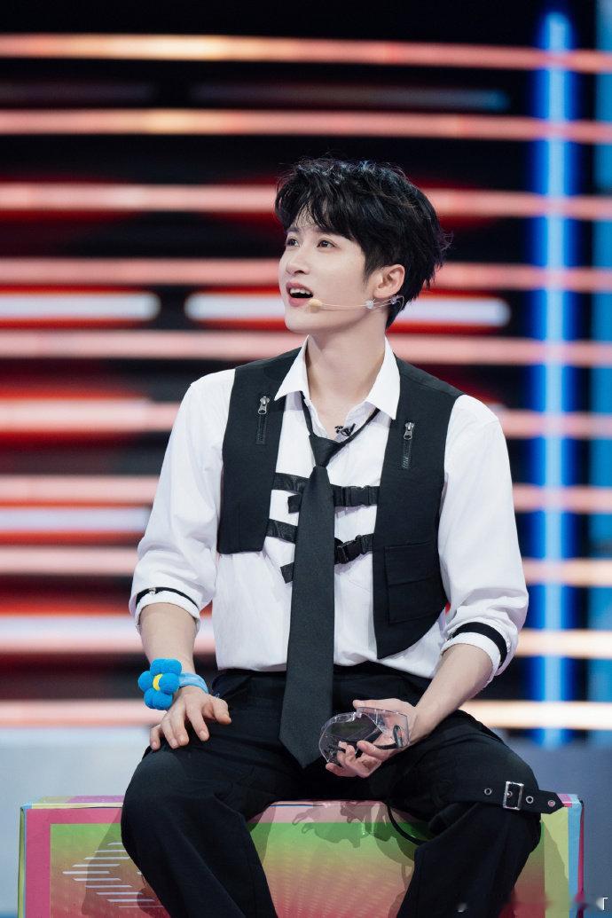 不懂就问，檀健次的右上方是有神仙吗？眼神焊那儿了都！