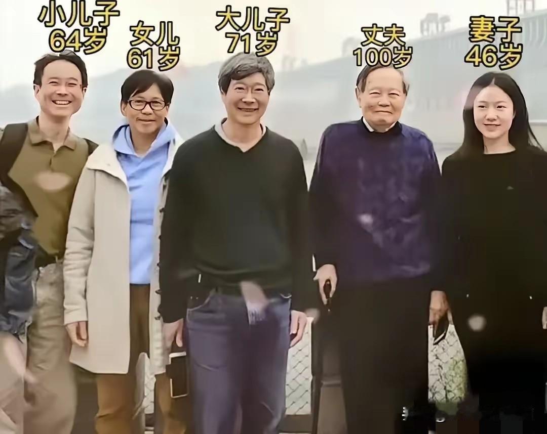 这是杨振宁先生100岁时一家五口的全家福！71岁的大儿子杨光诺是计算机工程，64