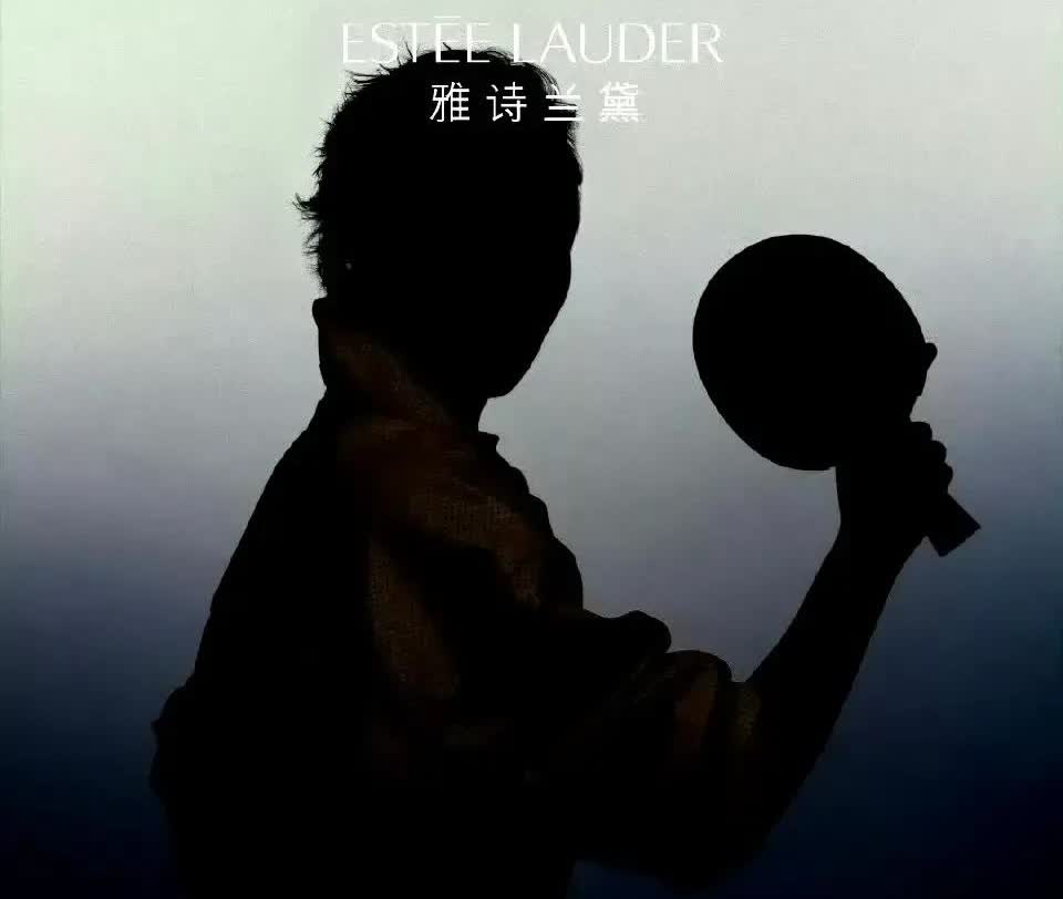 雅诗兰黛不厚道啊！昨天雅诗兰黛还发博：她执拍，蓄势而来。还发了小卡，说了5.