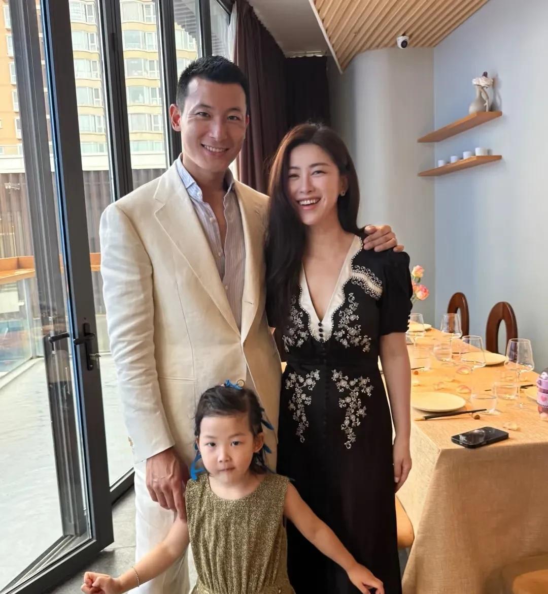 真心建议朱珠再生一个儿子朱珠女儿没有遗传妈妈的美貌。从基因概率来说女儿的